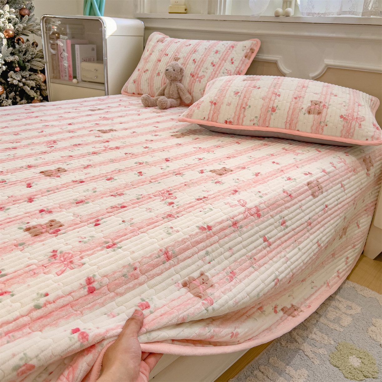 91家纺网 家纺一手货源 找家纺 布卢姆床垫 2025新款双面用抗菌牛奶绒床盖 床盖单件 礼物熊