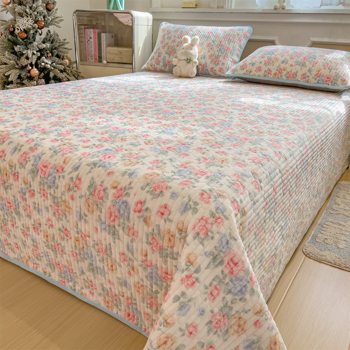 91家纺网 家纺一手货源 找家纺 布卢姆床垫 2025新款双面用抗菌牛奶绒床盖 床盖单件 小清新