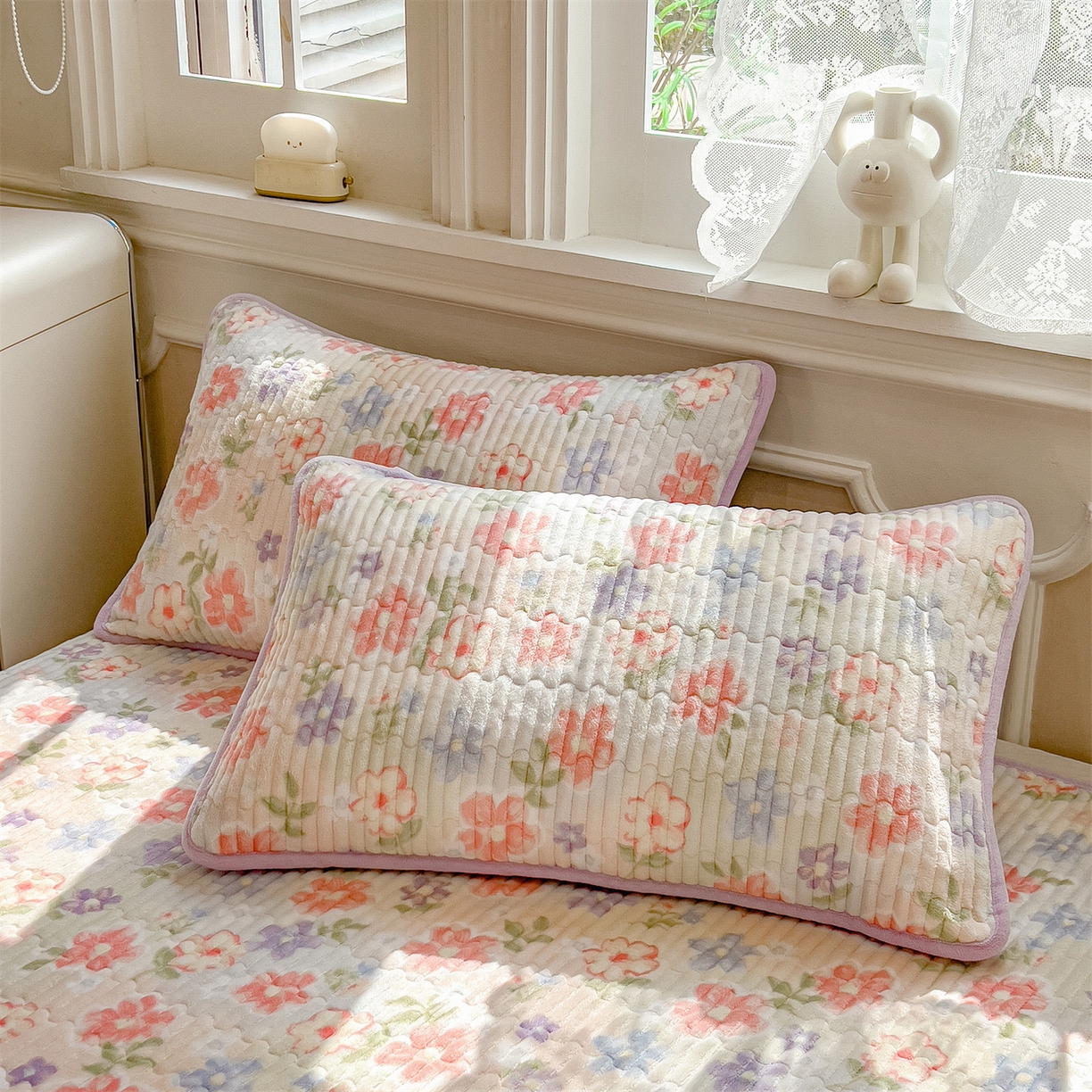 91家纺网 家纺一手货源 找家纺 布卢姆床垫 2025新款双面用抗菌牛奶绒床盖 床盖单件 花开半夏