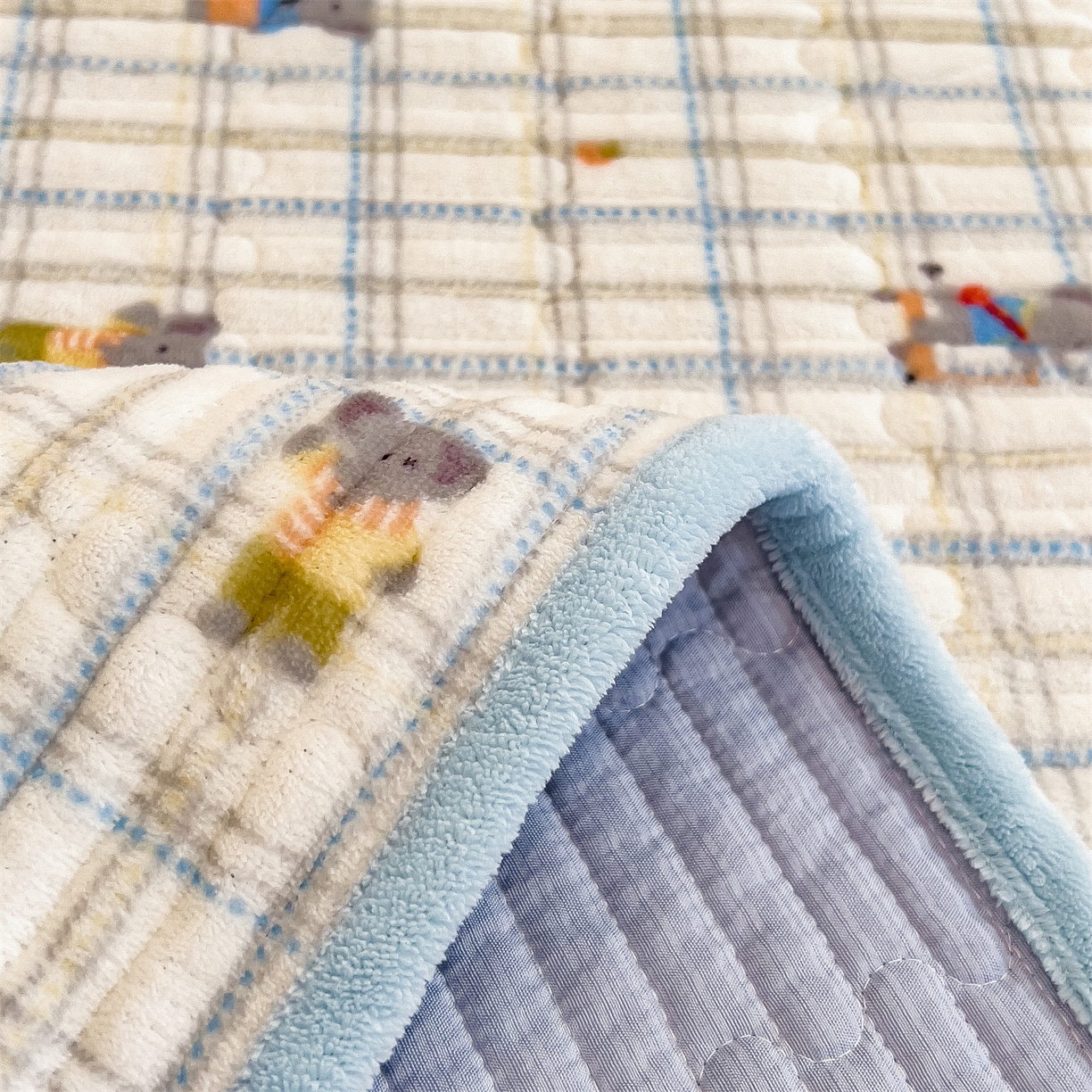 91家纺网 家纺一手货源 找家纺 布卢姆床垫 2025新款双面用抗菌牛奶绒床盖 床盖单件 快乐小象