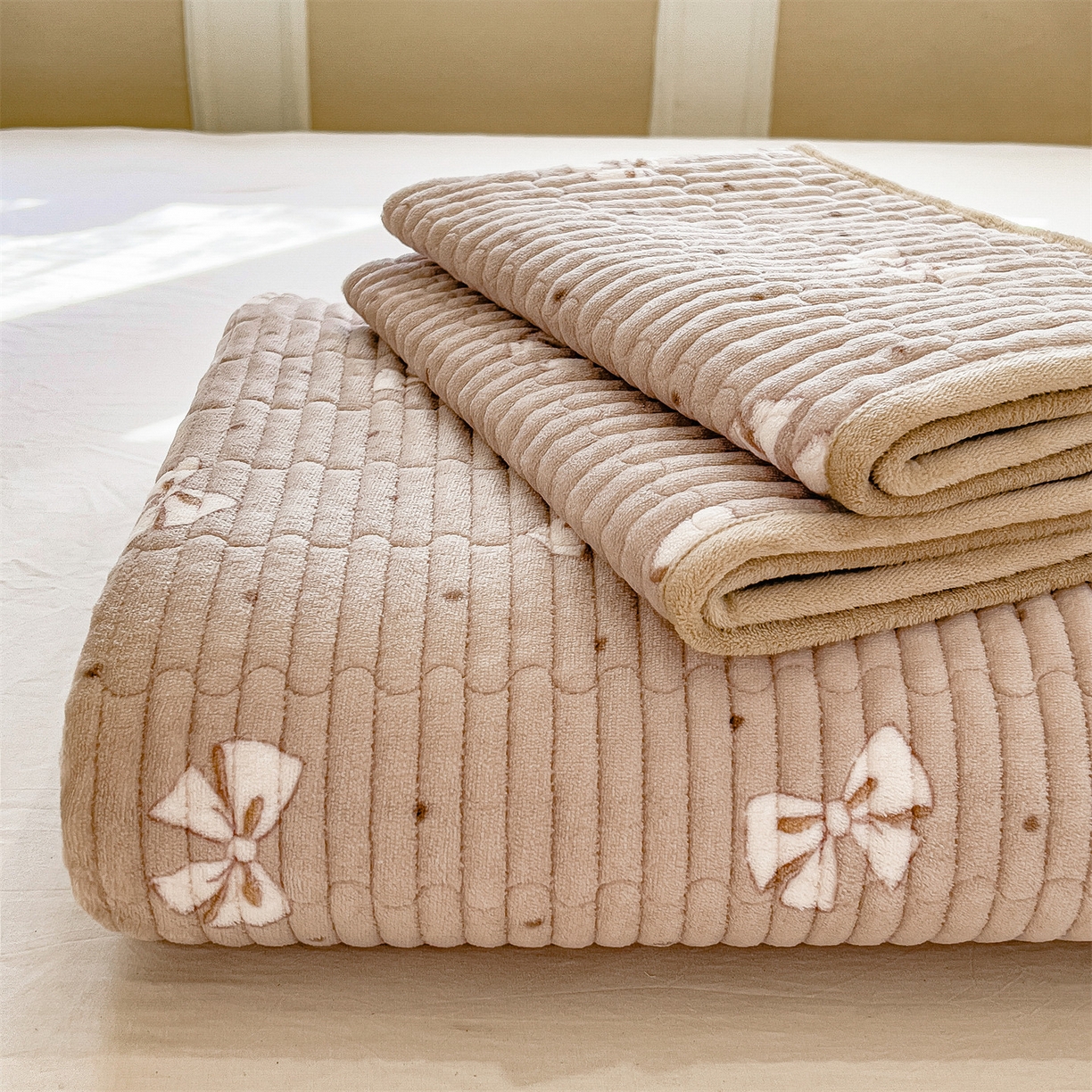 91家纺网 家纺一手货源 找家纺 布卢姆床垫 2025新款双面用抗菌牛奶绒床盖 床盖单件 蝴蝶结