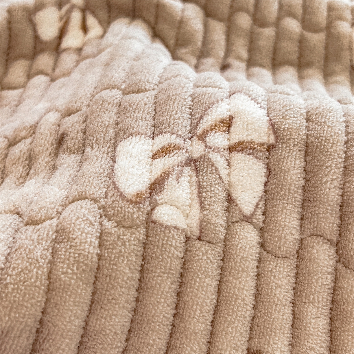 91家纺网 家纺一手货源 找家纺 布卢姆床垫 2025新款双面用抗菌牛奶绒床盖 床盖单件 蝴蝶结