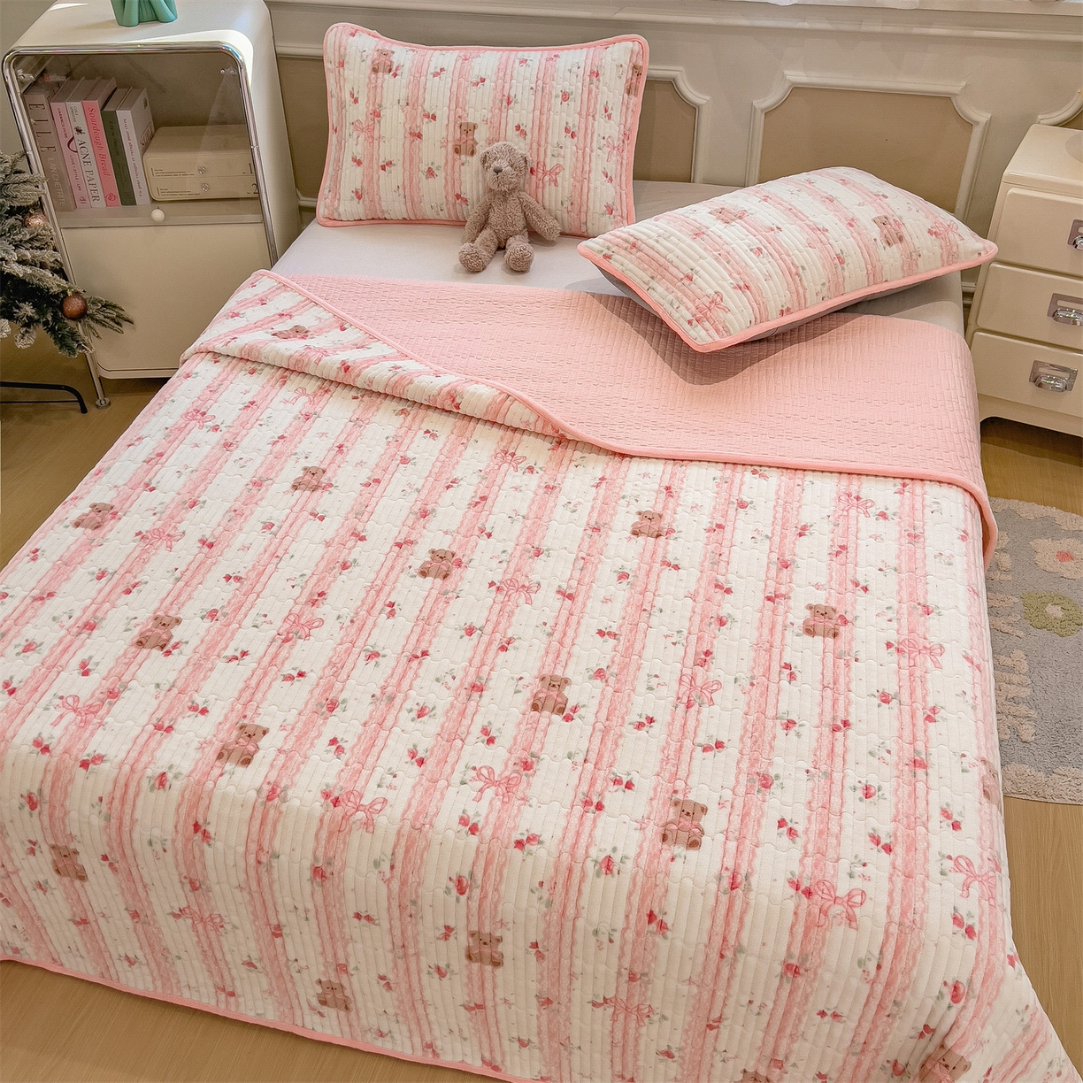 91家纺网 家纺一手货源 找家纺 布卢姆床垫 2025新款双面用抗菌牛奶绒床盖 床盖单件 礼物熊