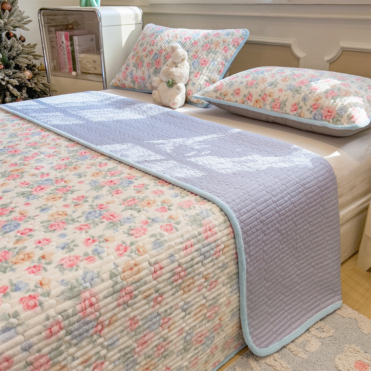 91家纺网 家纺一手货源 找家纺 布卢姆床垫 2025新款双面用抗菌牛奶绒床盖 床盖单件 小清新