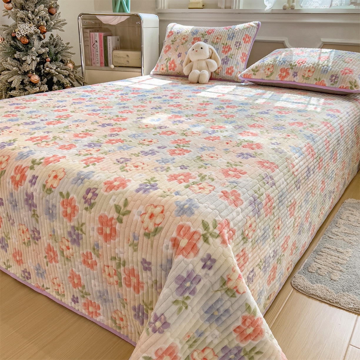 91家纺网 家纺一手货源 找家纺 布卢姆床垫 2025新款双面用抗菌牛奶绒床盖 床盖单件 花开半夏