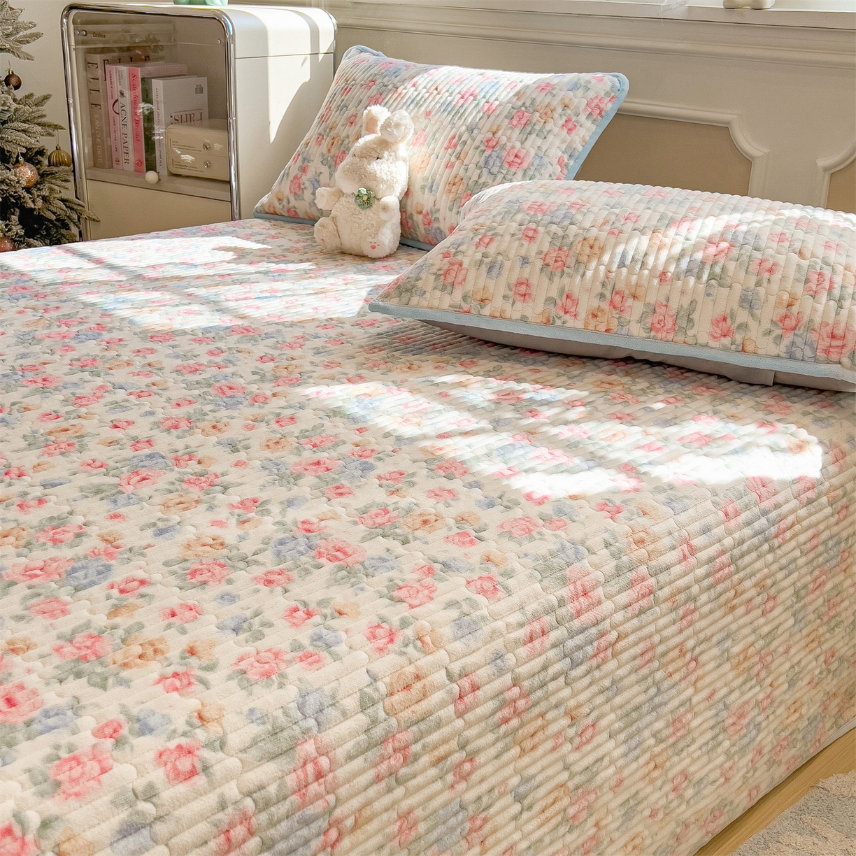 91家纺网 家纺一手货源 找家纺 布卢姆床垫 2025新款双面用抗菌牛奶绒床盖 床盖单件 小清新