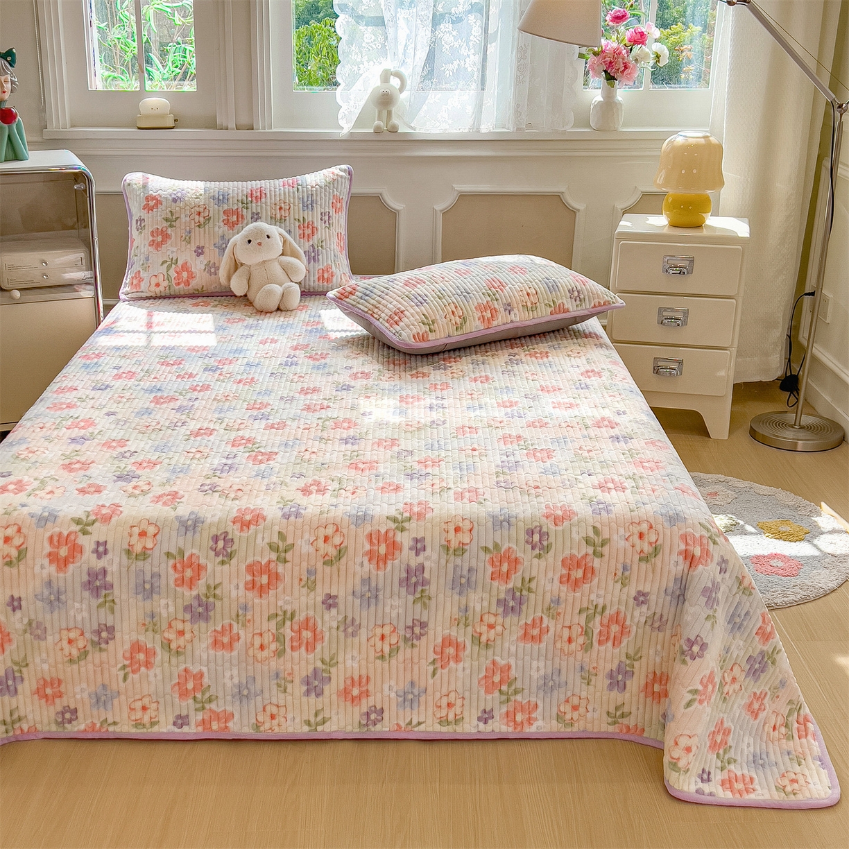 91家纺网 家纺一手货源 找家纺 布卢姆床垫 2025新款双面用抗菌牛奶绒床盖 床盖单件 花开半夏