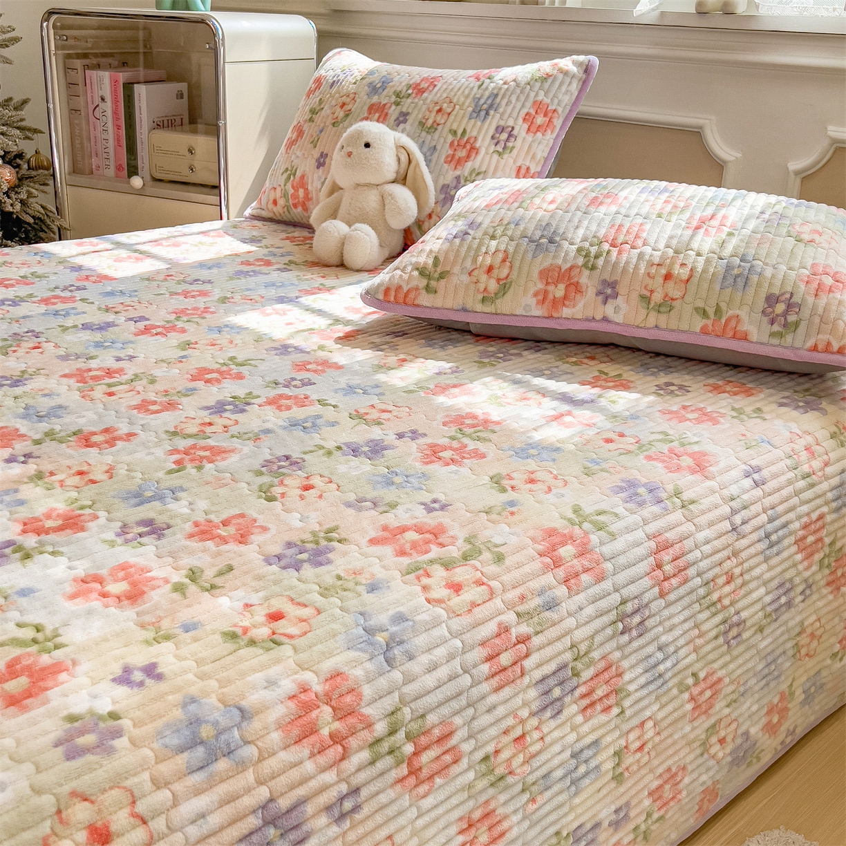 91家纺网 家纺一手货源 找家纺 布卢姆床垫 2025新款双面用抗菌牛奶绒床盖 床盖单件 花开半夏