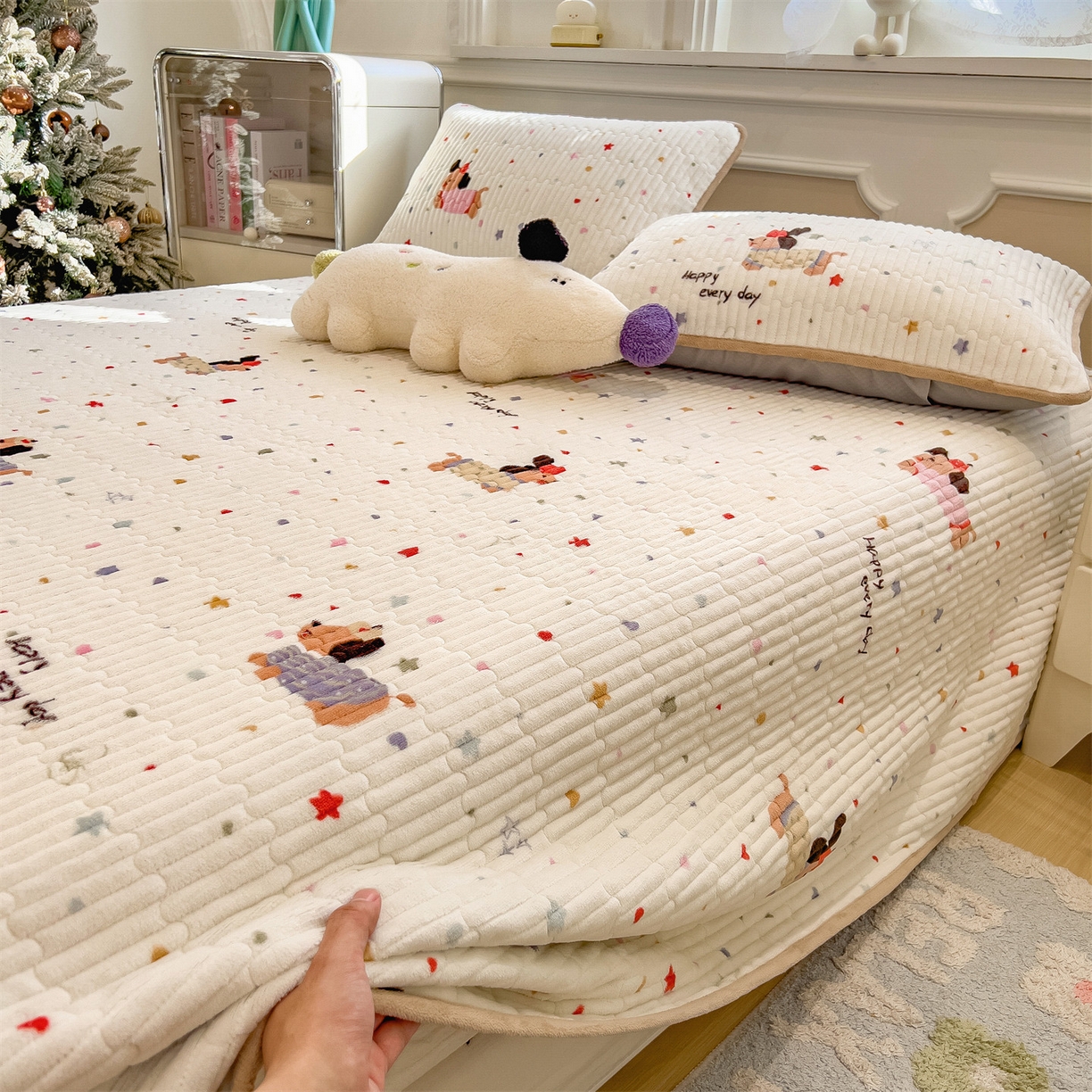 91家纺网 家纺一手货源 找家纺 布卢姆床垫 2025新款双面用抗菌牛奶绒床盖 床盖单件 腊肠狗