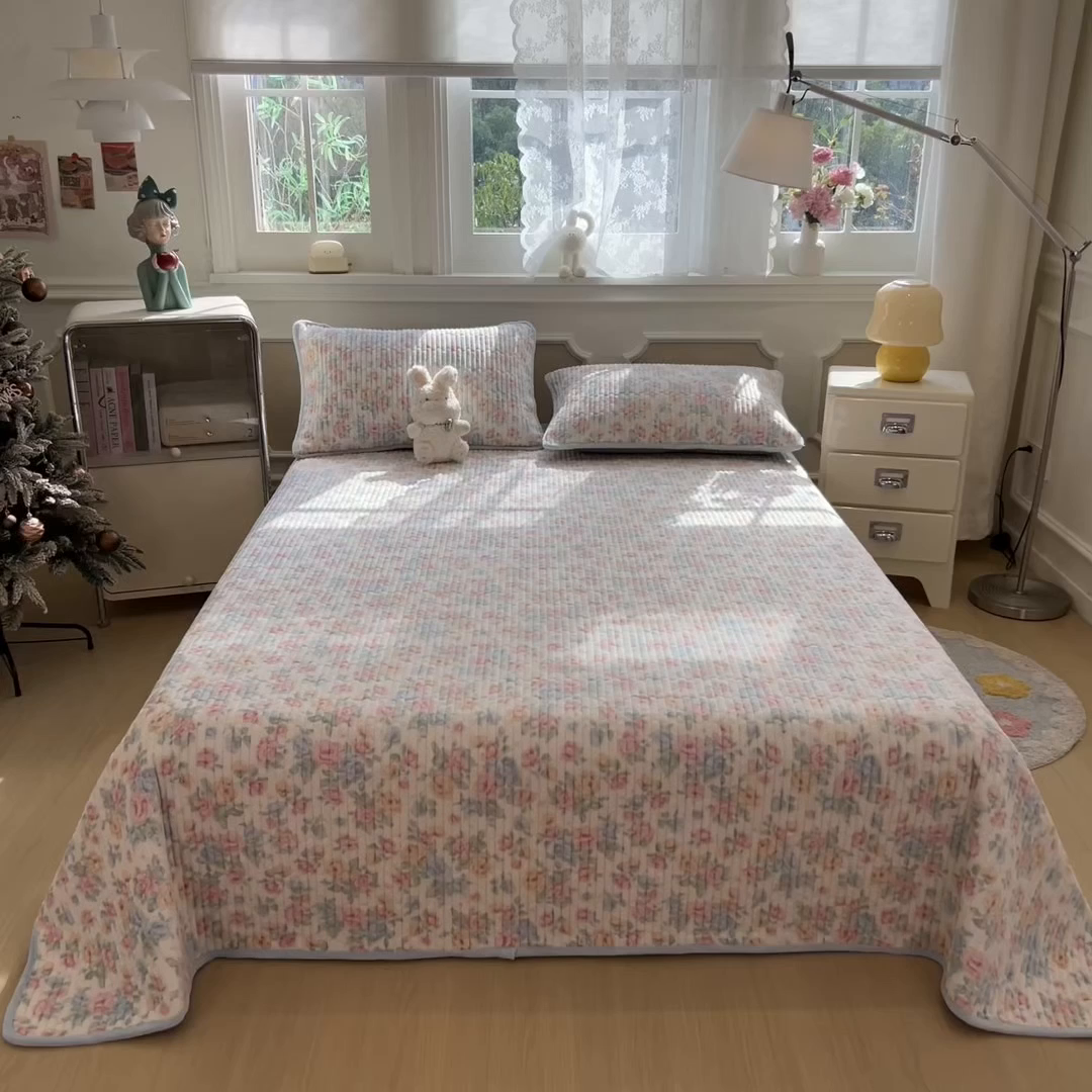 91家纺网 家纺一手货源 找家纺 布卢姆床垫 2025新款双面用抗菌牛奶绒床盖 床盖单件 小清新