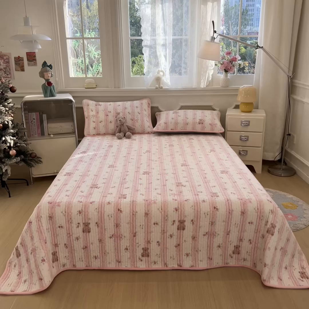 91家纺网 家纺一手货源 找家纺 布卢姆床垫 2025新款双面用抗菌牛奶绒床盖 床盖单件 礼物熊