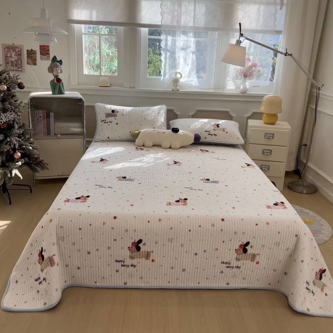 91家纺网 家纺一手货源 找家纺 布卢姆床垫 2025新款双面用抗菌牛奶绒床盖 床盖单件 腊肠狗