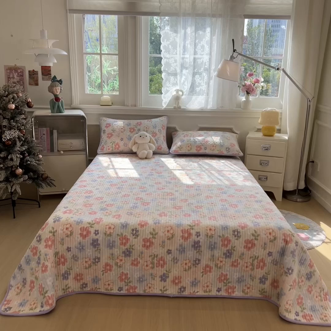 91家纺网 家纺一手货源 找家纺 布卢姆床垫 2025新款双面用抗菌牛奶绒床盖 床盖单件 花开半夏