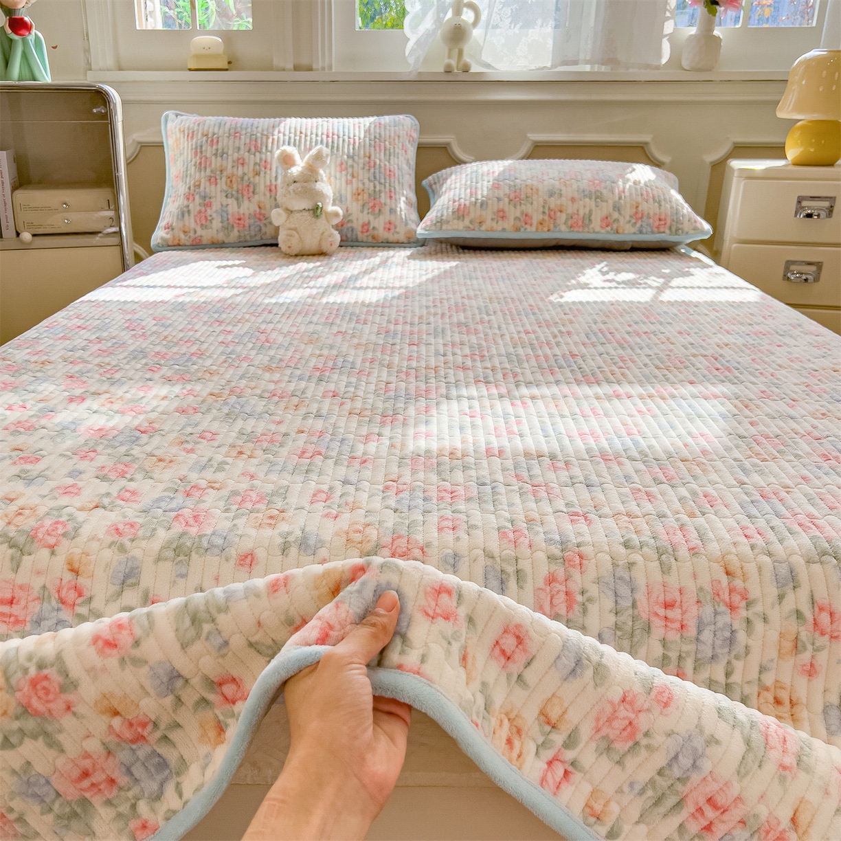 91家纺网 家纺一手货源 找家纺 布卢姆床垫 2025新款双面用抗菌牛奶绒床盖 床盖单件 小清新