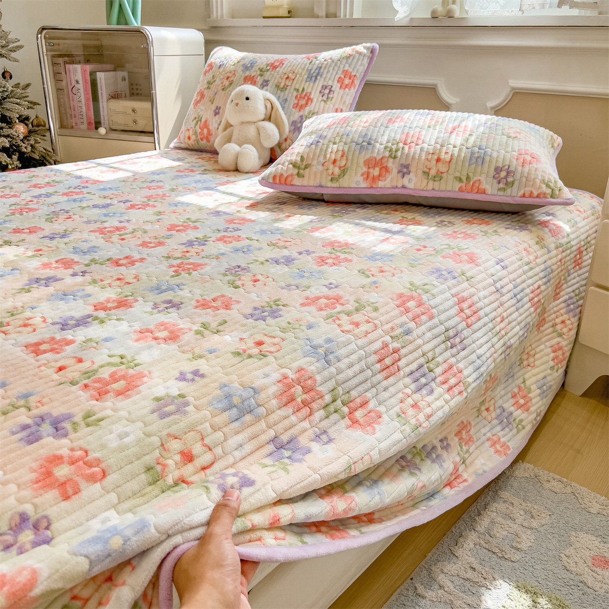 91家纺网 家纺一手货源 找家纺 布卢姆床垫 2025新款双面用抗菌牛奶绒床盖 床盖单件 花开半夏