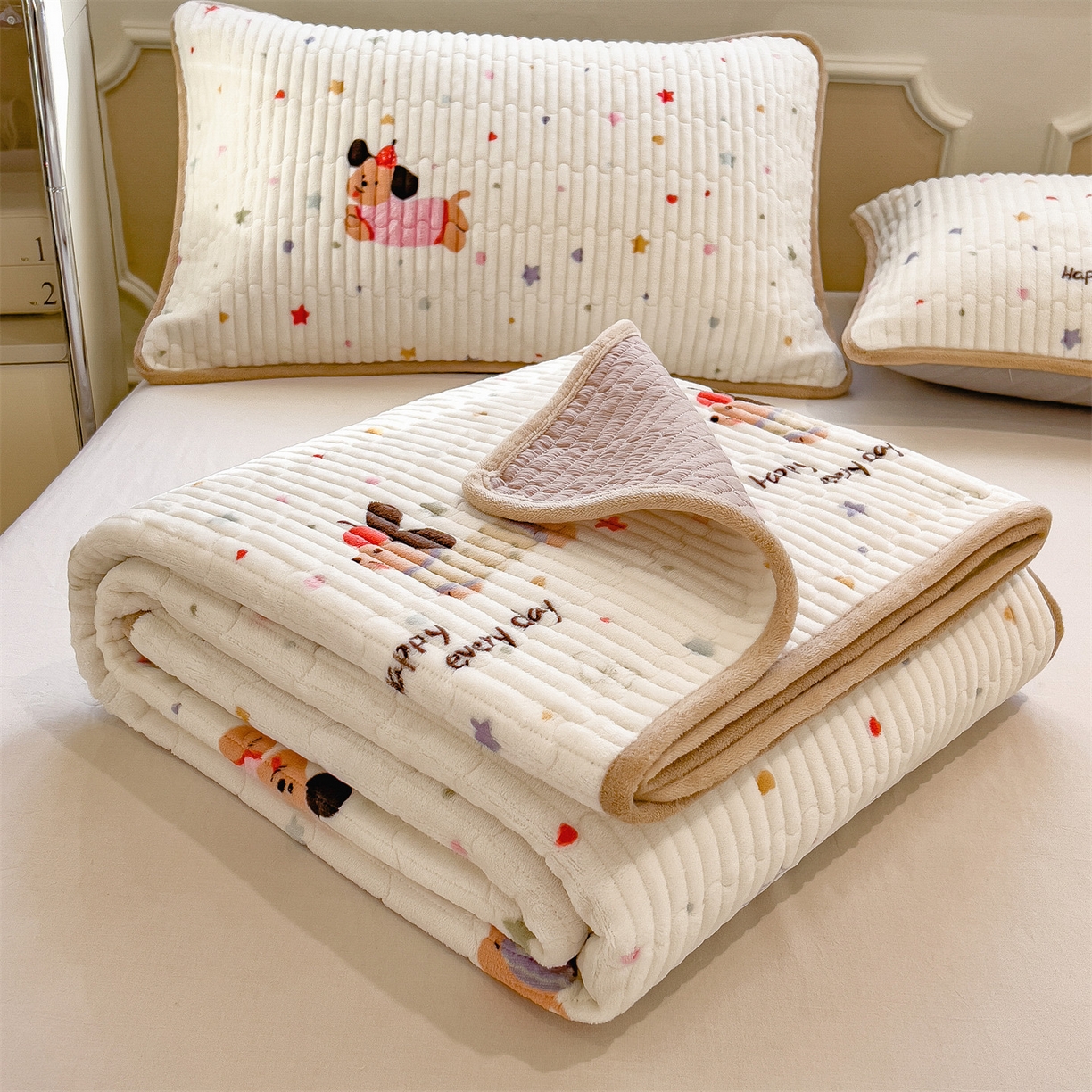 91家纺网 家纺一手货源 找家纺 （总）布卢姆床垫 2025新款双面用抗菌牛奶绒床盖 床盖单件