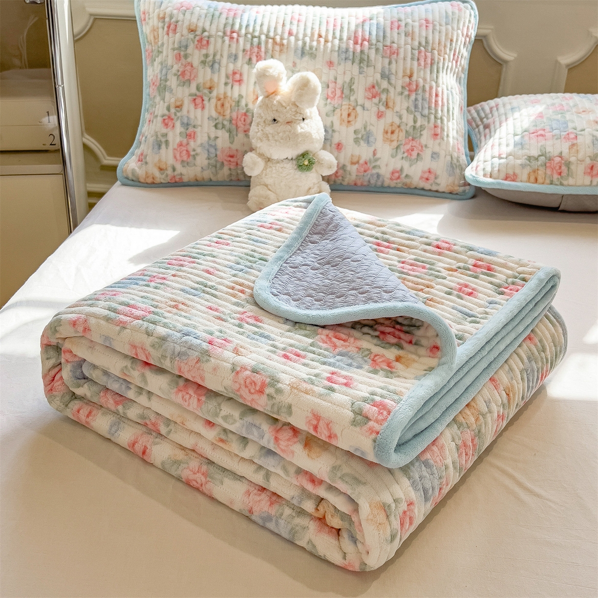 91家纺网 家纺一手货源 找家纺 （总）布卢姆床垫 2025新款双面用抗菌牛奶绒床盖 床盖单件