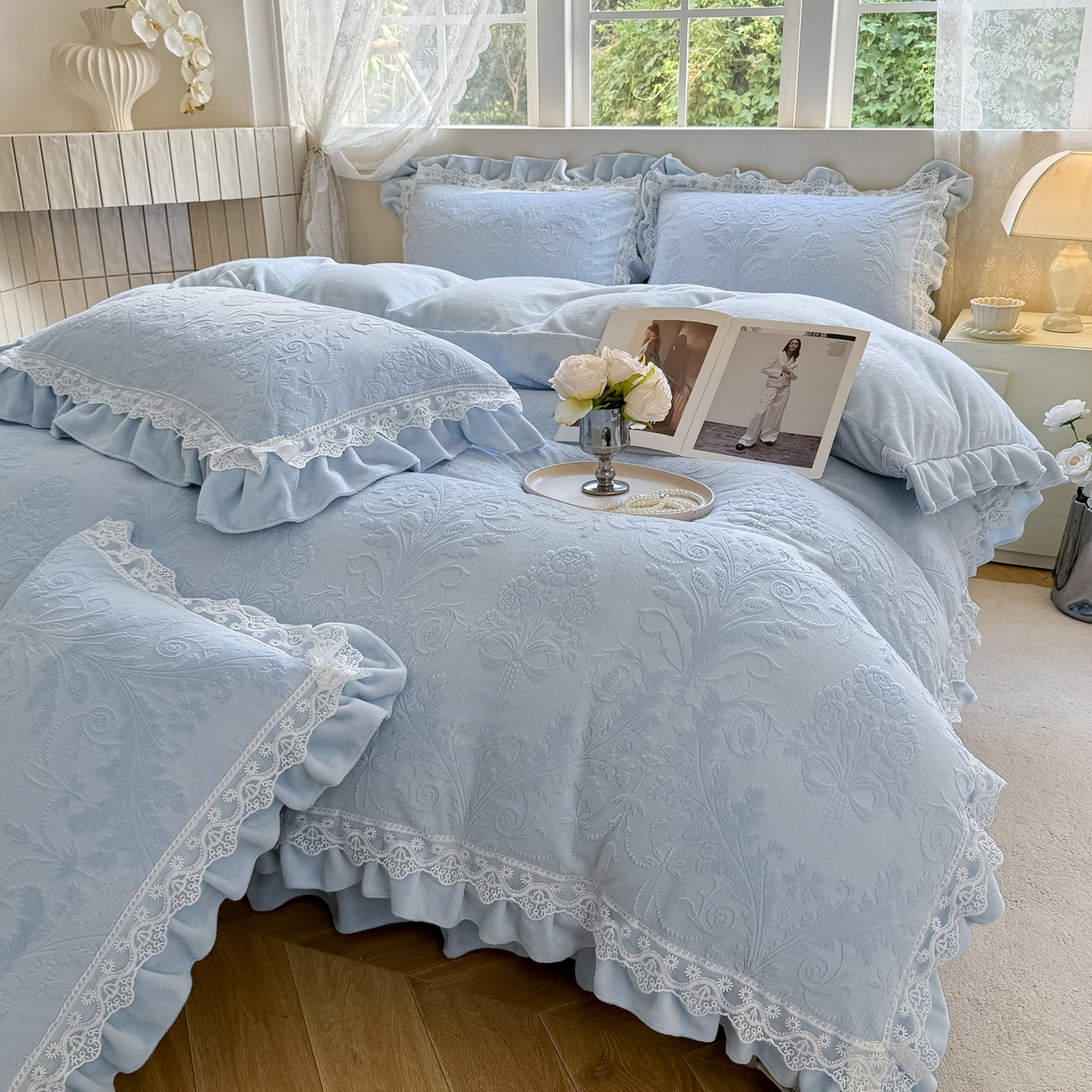 91家纺网 家纺一手货源 找家纺 久久红 2025新款高克重牛奶绒四件套系列 浅兰