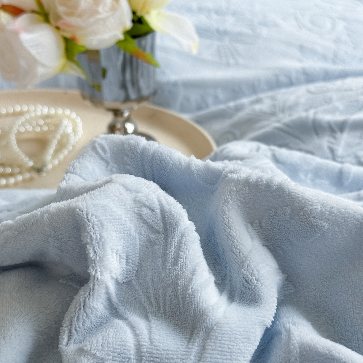 91家纺网 家纺一手货源 找家纺 久久红 2025新款高克重牛奶绒四件套系列 浅兰