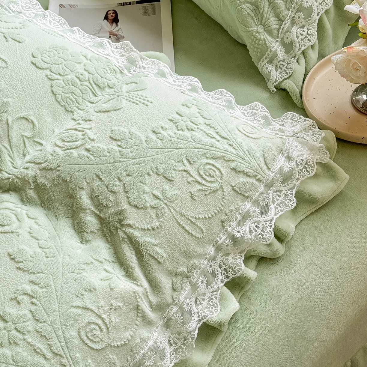 91家纺网 家纺一手货源 找家纺 久久红 2025新款高克重牛奶绒四件套系列 浅绿