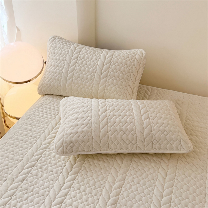 91家纺网 家纺一手货源 找家纺 圣比熊 2025新款A类牛奶绒夹棉床笠床单床盖床罩床护垫床垫保护罩三件套-轻奢 轻奢款-象牙白