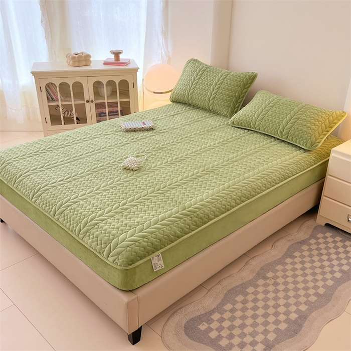 91家纺网 家纺一手货源 找家纺 圣比熊 2025新款A类牛奶绒夹棉床笠床单床盖床罩床护垫床垫保护罩三件套-轻奢 轻奢款-果绿