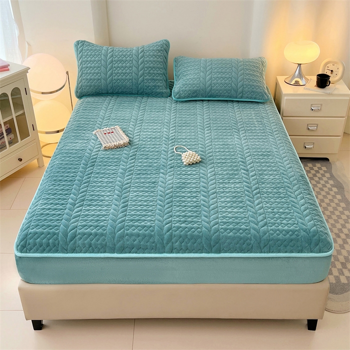 91家纺网 家纺一手货源 找家纺 圣比熊 2025新款A类牛奶绒夹棉床笠床单床盖床罩床护垫床垫保护罩三件套-轻奢 轻奢款-浅水兰