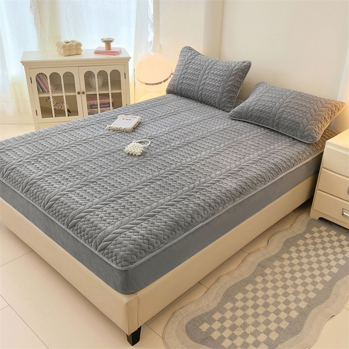 91家纺网 家纺一手货源 找家纺 圣比熊 2025新款A类牛奶绒夹棉床笠床单床盖床罩床护垫床垫保护罩三件套-轻奢 轻奢款-星辰灰