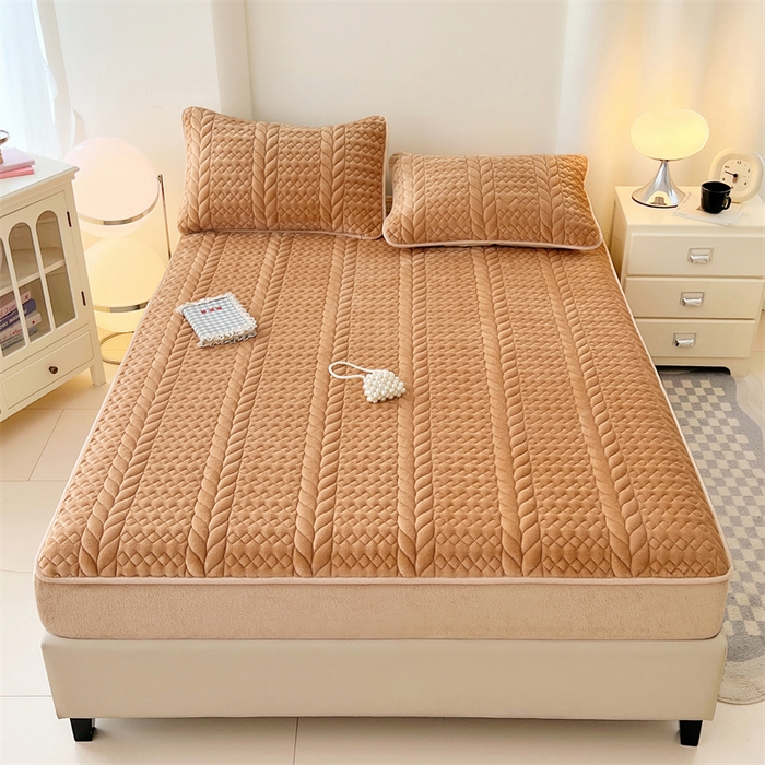 91家纺网 家纺一手货源 找家纺 圣比熊 2025新款A类牛奶绒夹棉床笠床单床盖床罩床护垫床垫保护罩三件套-轻奢 轻奢款-奶茶咖