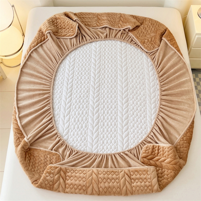 91家纺网 家纺一手货源 找家纺 圣比熊 2025新款A类牛奶绒夹棉床笠床单床盖床罩床护垫床垫保护罩三件套-轻奢 轻奢款-奶茶咖