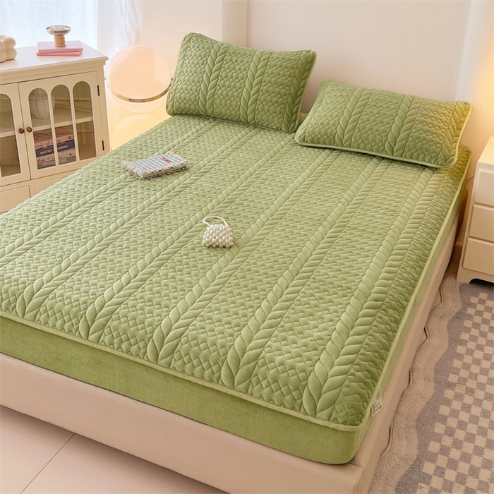 91家纺网 家纺一手货源 找家纺 圣比熊 2025新款A类牛奶绒夹棉床笠床单床盖床罩床护垫床垫保护罩三件套-轻奢 轻奢款-果绿