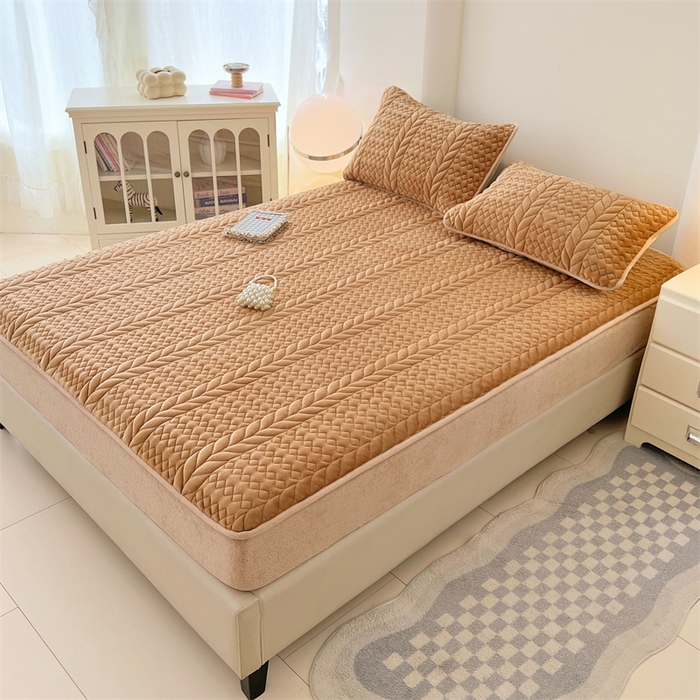 91家纺网 家纺一手货源 找家纺 圣比熊 2025新款A类牛奶绒夹棉床笠床单床盖床罩床护垫床垫保护罩三件套-轻奢 轻奢款-奶茶咖