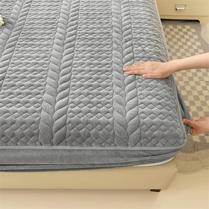 91家纺网 家纺一手货源 找家纺 圣比熊 2025新款A类牛奶绒夹棉床笠床单床盖床罩床护垫床垫保护罩三件套-轻奢 轻奢款-星辰灰