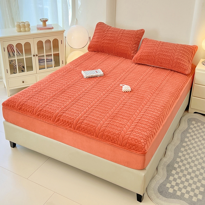 91家纺网 家纺一手货源 找家纺 圣比熊 2025新款A类牛奶绒夹棉床笠床单床盖床罩床护垫床垫保护罩三件套-轻奢 轻奢款-活力橘