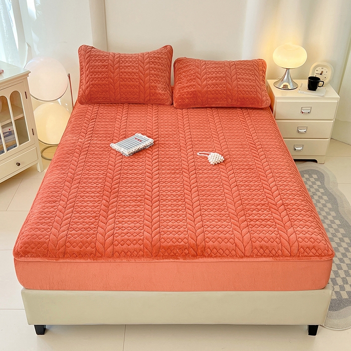 91家纺网 家纺一手货源 找家纺 圣比熊 2025新款A类牛奶绒夹棉床笠床单床盖床罩床护垫床垫保护罩三件套-轻奢 轻奢款-活力橘