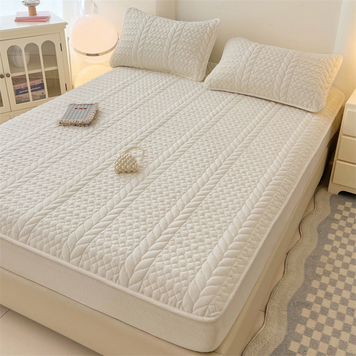 91家纺网 家纺一手货源 找家纺 （总）圣比熊 2025新款A类牛奶绒夹棉床笠床单床盖床罩床护垫床垫保护罩三件套-轻奢