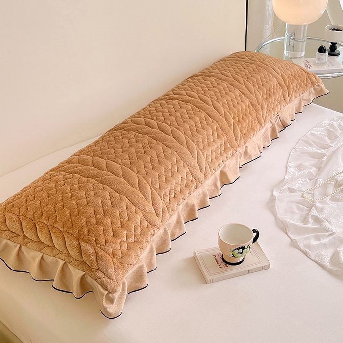 91家纺网 家纺一手货源 找家纺 圣比熊 2025新款A类牛奶绒夹棉花边枕套情侣双人加长枕芯套枕头套-轻奢 花边轻奢款-奶茶咖