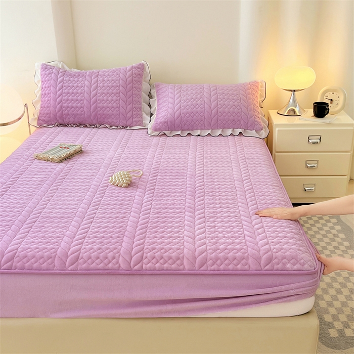 91家纺网 家纺一手货源 找家纺 圣比熊 2025新款A类牛奶绒夹棉床笠床单床盖床护垫保护罩三件套花边枕套-轻奢 轻奢款-梦幻紫