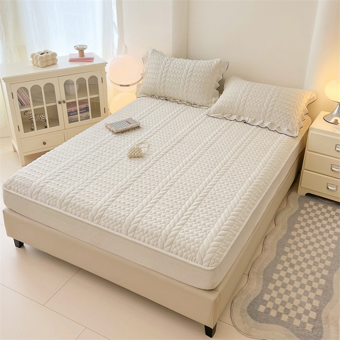 91家纺网 家纺一手货源 找家纺 圣比熊 2025新款A类牛奶绒夹棉床笠床单床盖床护垫保护罩三件套花边枕套-轻奢 轻奢款-象牙白