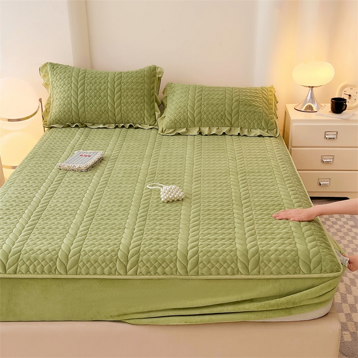 91家纺网 家纺一手货源 找家纺 圣比熊 2025新款A类牛奶绒夹棉床笠床单床盖床护垫保护罩三件套花边枕套-轻奢 轻奢款-果绿