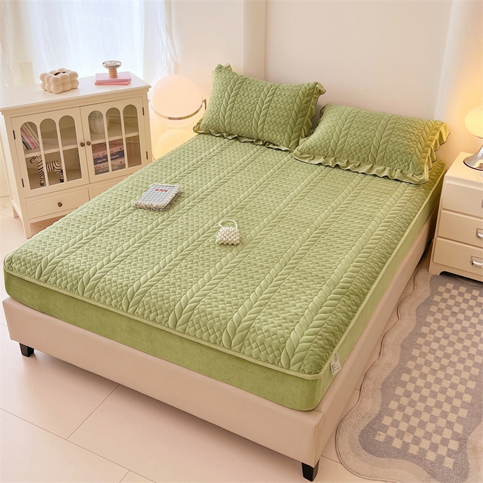 91家纺网 家纺一手货源 找家纺 圣比熊 2025新款A类牛奶绒夹棉床笠床单床盖床护垫保护罩三件套花边枕套-轻奢 轻奢款-果绿