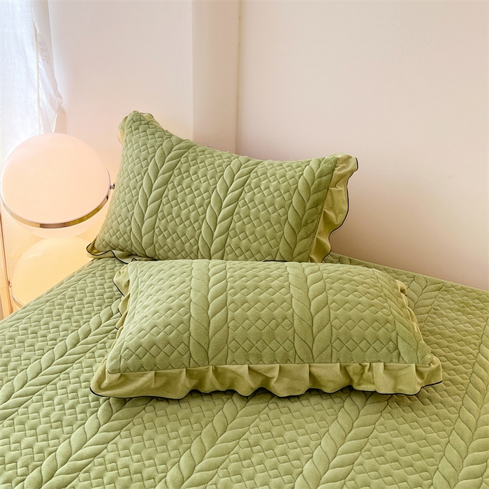 91家纺网 家纺一手货源 找家纺 圣比熊 2025新款A类牛奶绒夹棉床笠床单床盖床护垫保护罩三件套花边枕套-轻奢 轻奢款-果绿