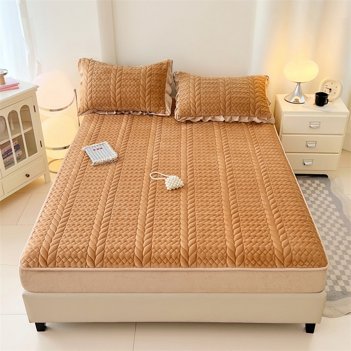 91家纺网 家纺一手货源 找家纺 圣比熊 2025新款A类牛奶绒夹棉床笠床单床盖床护垫保护罩三件套花边枕套-轻奢 轻奢款-奶茶咖