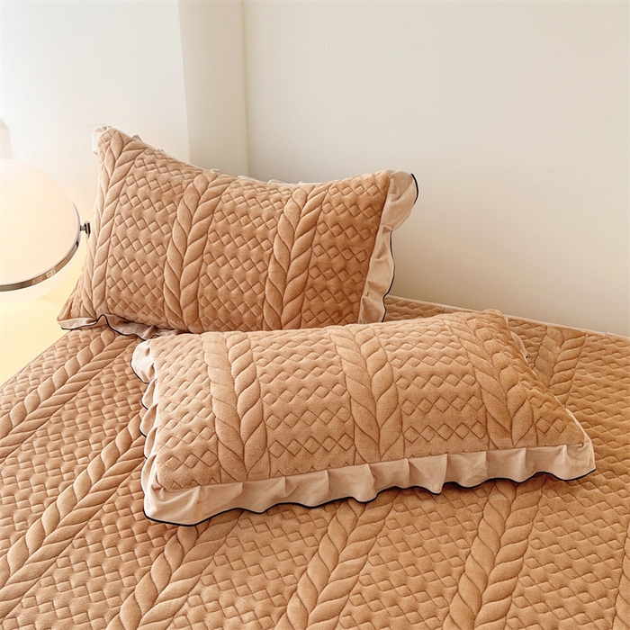 91家纺网 家纺一手货源 找家纺 圣比熊 2025新款A类牛奶绒夹棉床笠床单床盖床护垫保护罩三件套花边枕套-轻奢 轻奢款-奶茶咖