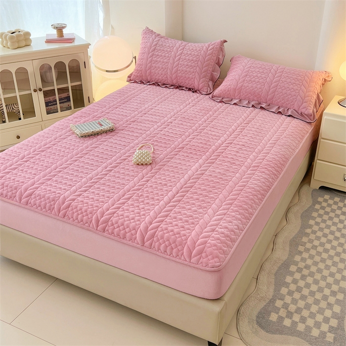 91家纺网 家纺一手货源 找家纺 圣比熊 2025新款A类牛奶绒夹棉床笠床单床盖床护垫保护罩三件套花边枕套-轻奢 轻奢款-浪漫粉