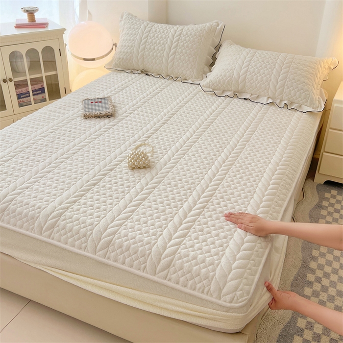 91家纺网 家纺一手货源 找家纺 圣比熊 2025新款A类牛奶绒夹棉床笠床单床盖床护垫保护罩三件套花边枕套-轻奢 轻奢款-象牙白