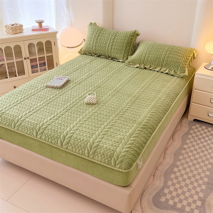 91家纺网 家纺一手货源 找家纺 圣比熊 2025新款A类牛奶绒夹棉床笠床单床盖床护垫保护罩三件套花边枕套-轻奢 轻奢款-果绿