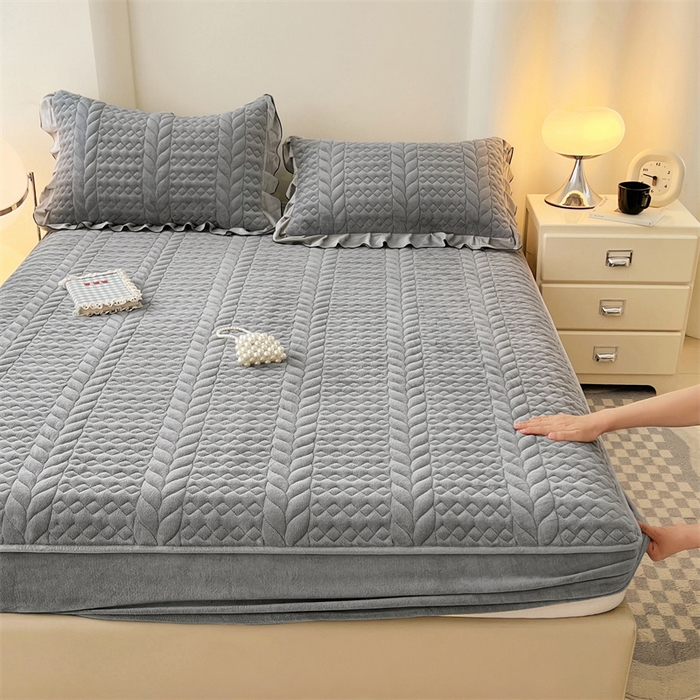 91家纺网 家纺一手货源 找家纺 圣比熊 2025新款A类牛奶绒夹棉床笠床单床盖床护垫保护罩三件套花边枕套-轻奢 轻奢款-星辰灰