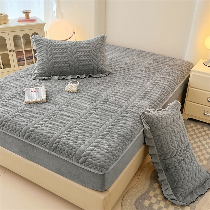 91家纺网 家纺一手货源 找家纺 圣比熊 2025新款A类牛奶绒夹棉床笠床单床盖床护垫保护罩三件套花边枕套-轻奢 轻奢款-星辰灰