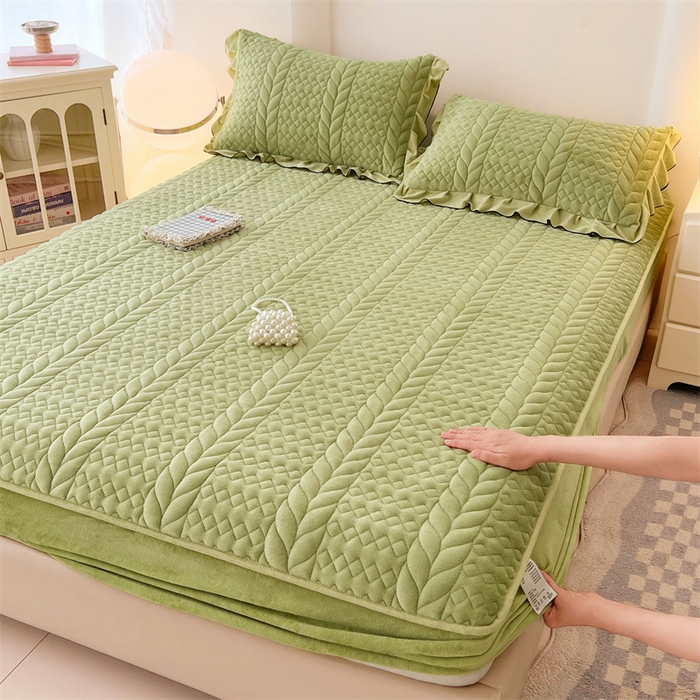 91家纺网 家纺一手货源 找家纺 圣比熊 2025新款A类牛奶绒夹棉床笠床单床盖床护垫保护罩三件套花边枕套-轻奢 轻奢款-果绿